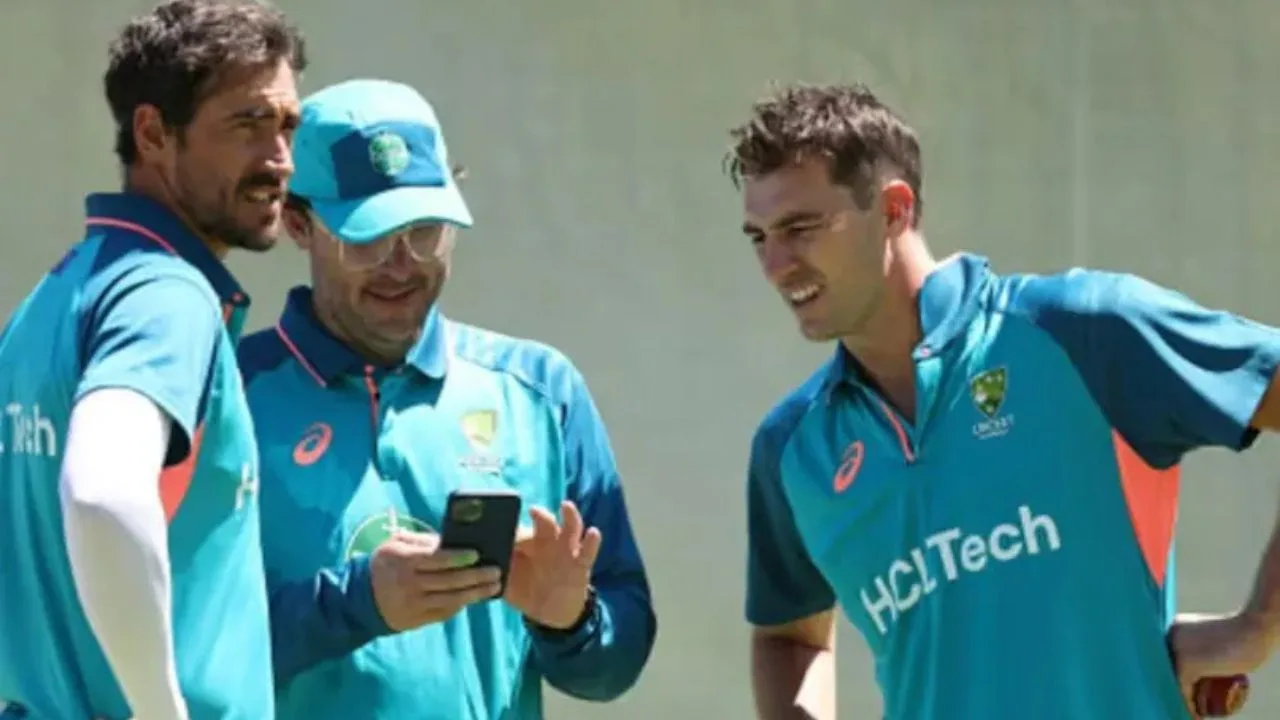 Daniel Vettori (centre) with Mitchell Starc and Pat Cummins.