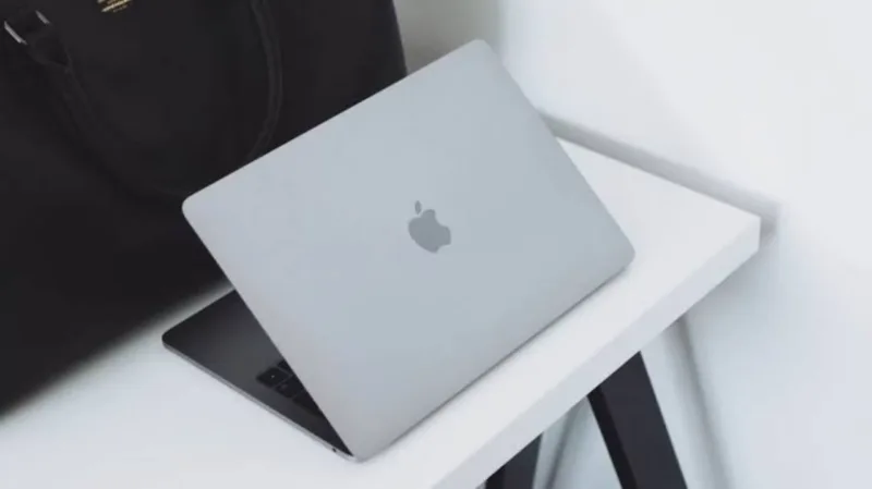 apple laptop